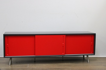 Afbeelding van Modern Dressoir met 3 Rode Schuifdeuren