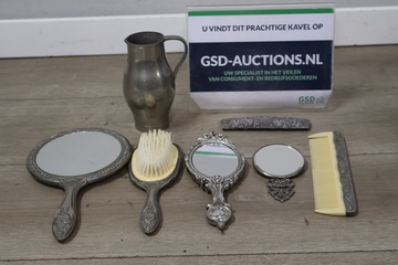 Afbeelding van Vintage spiegels, kammen, borstel en waterkan 7 stuks