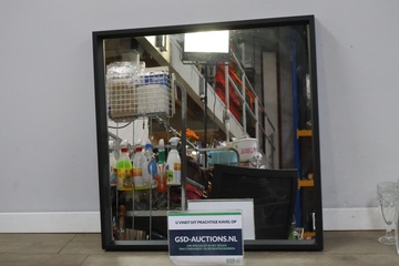 Afbeelding van Vierkanten wandspiegel met zwarte lijst'