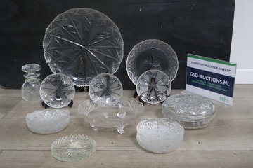 Afbeelding van Mix van diverse stukken geslepen kristalglas 17 stuks