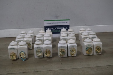 Afbeelding van Set van 24 Vintage Porseleinen Kruidenpotjes