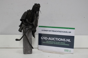 Afbeelding van Abstract Sculptuur van Man op Rots