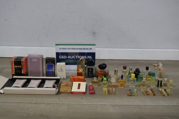 Afbeelding van Mix van diverse parfumflesjes en Ik skin perfection