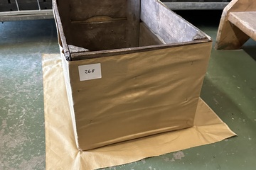 Afbeelding van 268. Houten krat met doek