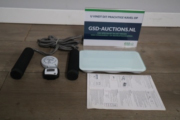 Afbeelding van Springtouw met een weegschaal, bmi meter en stappenteller