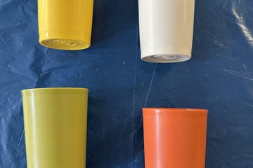 Afbeelding van 4 vintage kunststof bekers in echte retro kleuren:    🟡 Gee