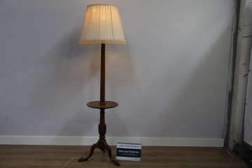 Afbeelding van Klassiek Houten Vloerlamp met Traditionele Kap