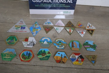 Afbeelding van Mix van scoutingbadges en insignes 24 stuks