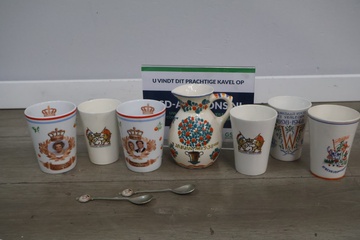 Afbeelding van Servies Nederlandse koningshuis met bekers, kan en lepels