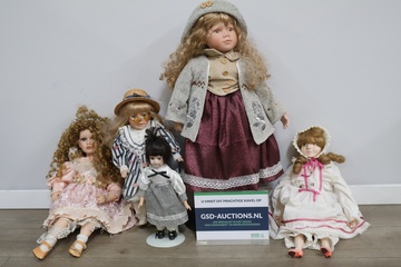 Afbeelding van Set van 5 Vintage Poppen'