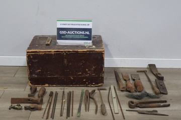 Afbeelding van vintage gereedschapskist met handgereedschap