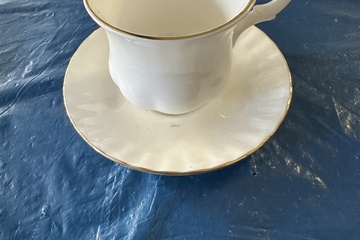 Afbeelding van Elegante kop en schotel van Royal Albert, uitgevoerd in fijn