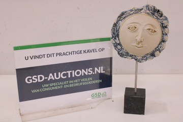 Afbeelding van Abstract Handgemaakt Keramisch Masker op Voet'