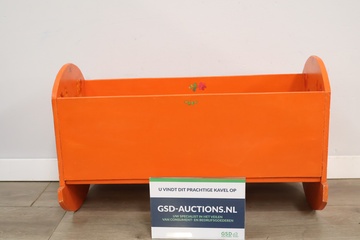 Afbeelding van Oranje houten poppenwieg met bloemmotief