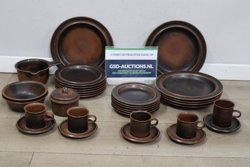 Afbeelding van Arabia Ruska servies met borden, schalen en mokken 32 stuks