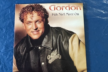 Afbeelding van cd-single “Kijk Niet Meer Om” van Gordon.    Uitgebracht in