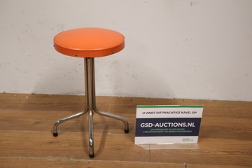 Afbeelding van Industrieel krukje met oranje zitting