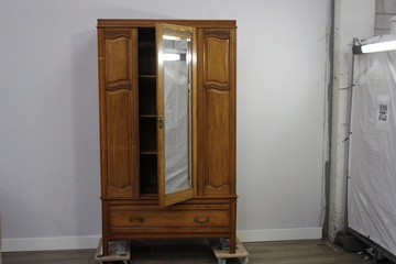 Afbeelding van Antieke 3-Deur Kledingkast van Anderson, Stanford & Ridgeway