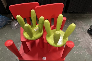 Afbeelding van 110. Kindertafel met 2 stoelen- en krukken