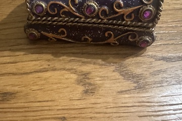 Afbeelding van decoratief sieradendoosje in paarse kleur met goudkleurige v