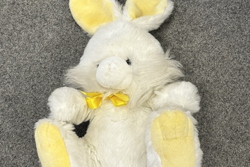 Afbeelding van Pluche knuffel konijn – wit met gele accenten    Productomsc