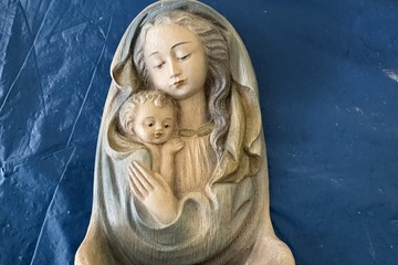 Afbeelding van religieus wijwaterbakje met afbeelding van Maria en het kind