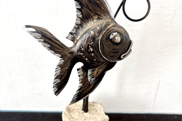 Afbeelding van Sculpture vis op steen