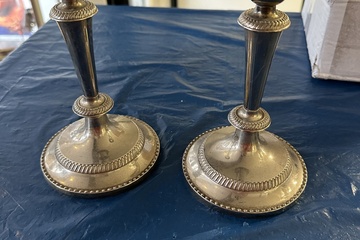 Afbeelding van Set van 2 verzilverde kandelaars met decoratieve parelrand.