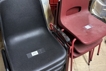 Afbeelding van 239. Stevige, stapelstoelen, rood en zwart totaal 8 stuks