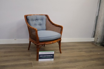 Afbeelding van Rotan stoel met blauwe kussens