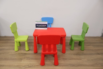 Afbeelding van Ikea Kleurrijke Kindertafel met 4 Stoelen''