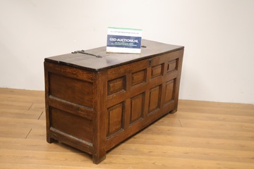 Afbeelding van Grote Antieke 18e-eeuwse Kist