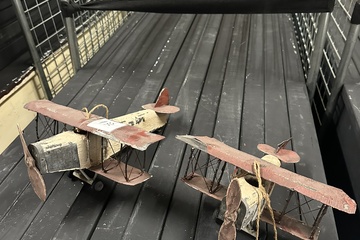 Afbeelding van 132. Hangvliegtuigjes metaal 2 stuks