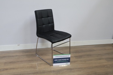 Afbeelding van Zwarte stoel met chromen frame