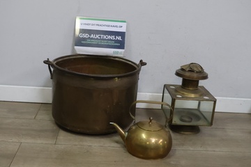 Afbeelding van Antieke Koperen Lantaarn & Theepot & Ketel
