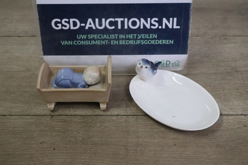 Afbeelding van Porseleinen Baby in Kribbe met Vogeldrinkbakje'