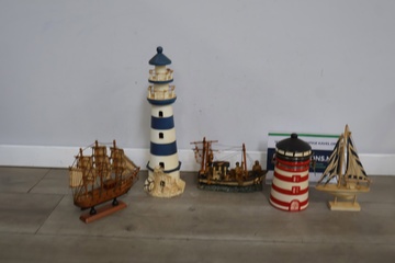 Afbeelding van Maritieme Mix van 2 Vuurtorens & 3 Houten Schepen