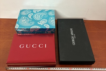 Afbeelding van 2 merk en een versierd  lege dozen