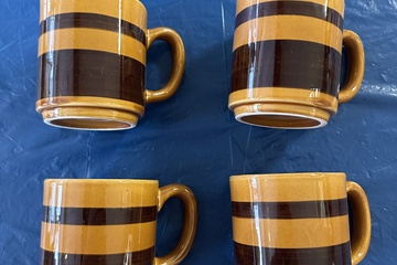 Afbeelding van Set van 4 keramische mokken in warme bruin- en mosterdtinten