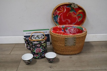 Afbeelding van Vintage Chinese Theeset in Rieten Mand
