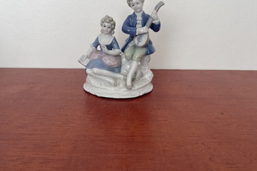 Afbeelding van Keramieken beelden jonge en meisje