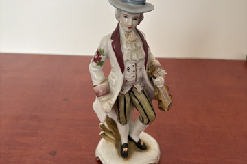 Afbeelding van Beeldje van een man in 18e-eeuwse kleding (Capodimonte)