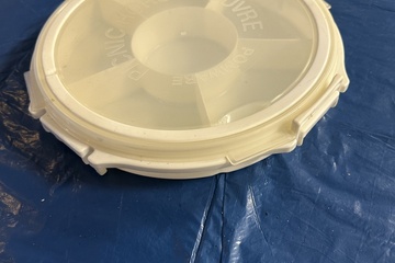 Afbeelding van Ronde kunststof snack-/hapjesdoos met vakverdeling en afslui