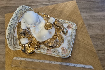 Afbeelding van Boeddha op divan.