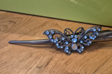 Afbeelding van sierlijke haarspeld vlinder  met blauwe steentjes