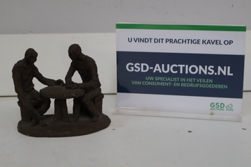 Afbeelding van Beeld van twee zittende figuren aan tafel