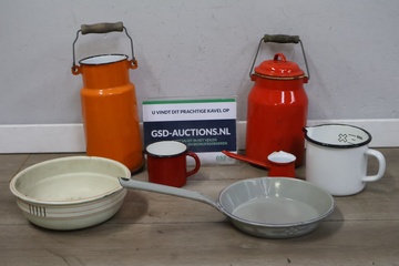 Afbeelding van Vintage emaille melkbussen, steelpan, kommen en bekers