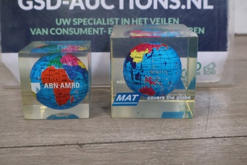 Afbeelding van Set van 2 Acryl Wereldbol Presse-Papiers