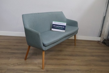 Afbeelding van Stoffen eetkamerbank met houten pootjes