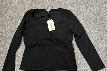 Afbeelding van zwarte dames top van Banned in maat XL. De top is nieuw en v